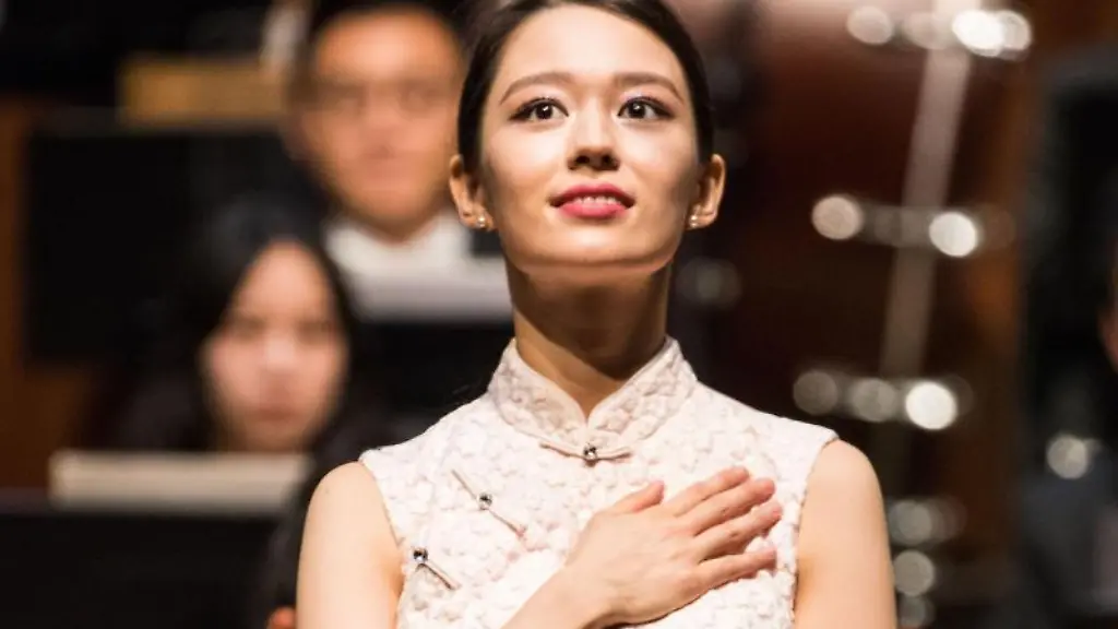 Die-deutsch-koreanische-Pianistin-Gina-Alice-Redlinger-nach-einem-Konzert