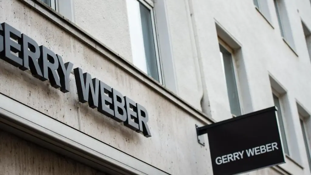 An-einer-Filiale-des-Modeherstellers-Gerry-Weber-haengt-das-Logo-des-Unternehmens