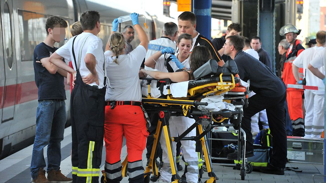 So etwas soll es nicht mehr geben: Helfer versorgen im Juli 2010 auf dem Bahnhof Bielefeld Schüler, die in einem ICE wegen defekter Klimaanlage kollabiert sind.