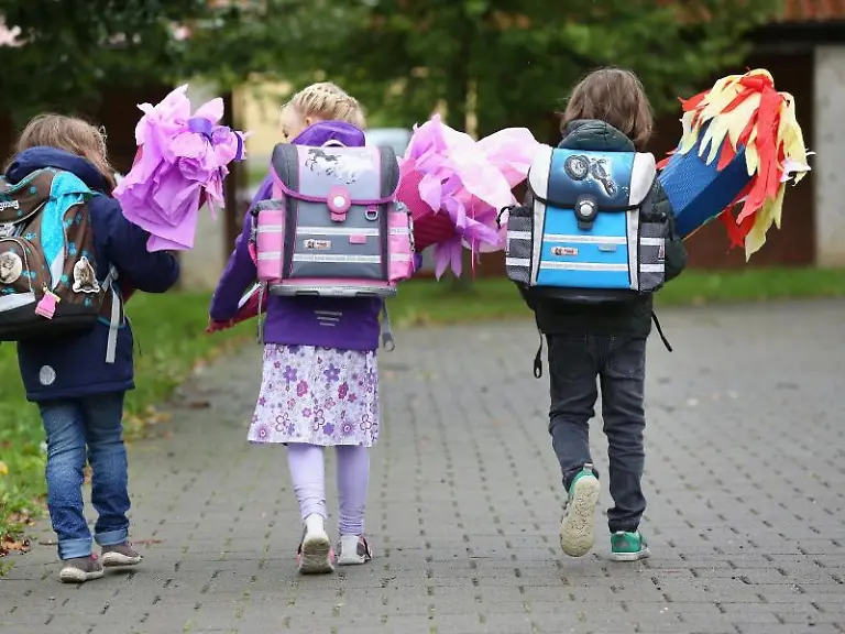 Erstklaessler-sind-mit-ihren-Schultueten-auf-dem-Weg-zur-Einschulung