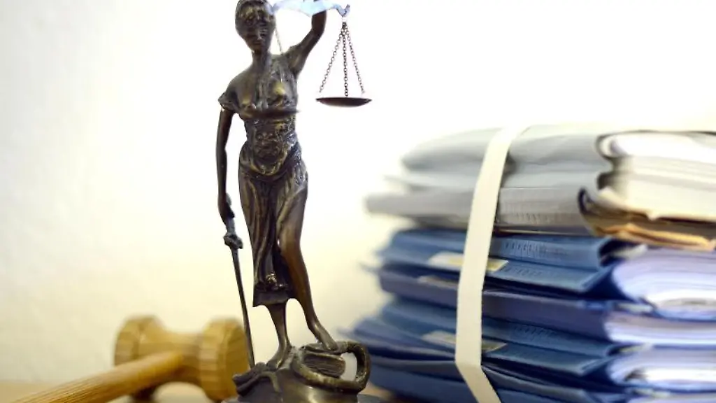 Justitia-mit-Holzhammer-und-Aktenstapel