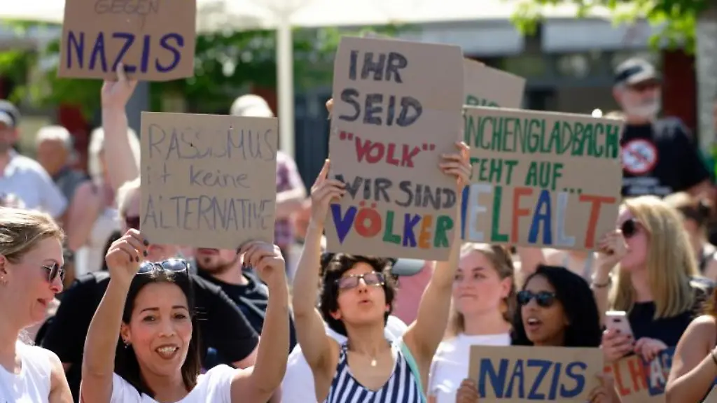 Etwa-200-Menschen-demonstrieren-gegen-eine-Kundgebung-des-rechtsextremen-Buendnisses-Moenchengladbach-steht-auf