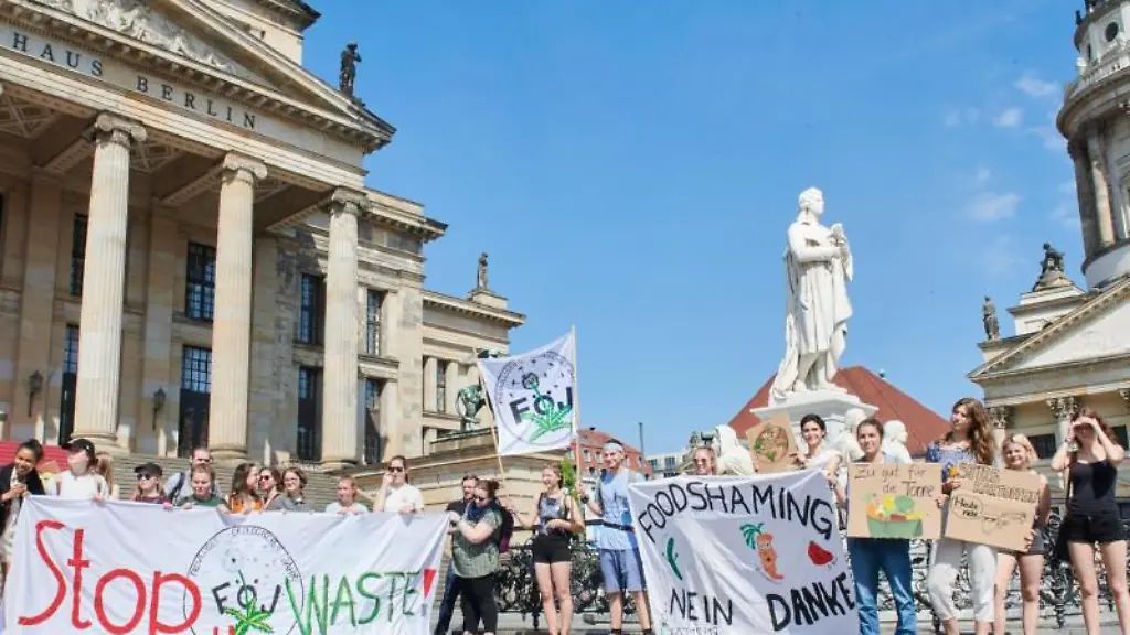Aktive-des-Freiwilligen-Oekologischen-Jahres-FOeJ-demonstrieren-gegen-Lebensmittelverschwendung
