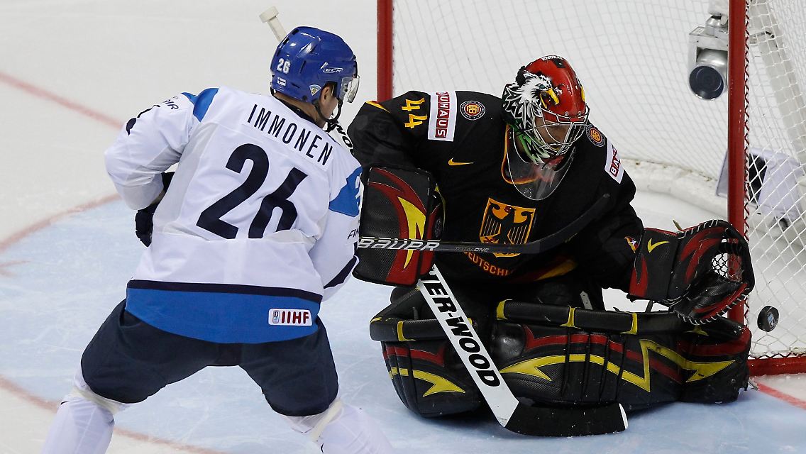DEB-Keeper Dennis Endras pariert einen Schuss des Finnen Jarkko Immonen.