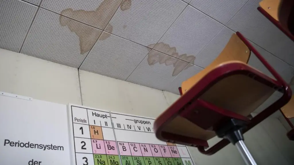 Schaeden-sind-an-der-Decke-eines-Unterrichtsraums-einer-Realschule-zu-sehen