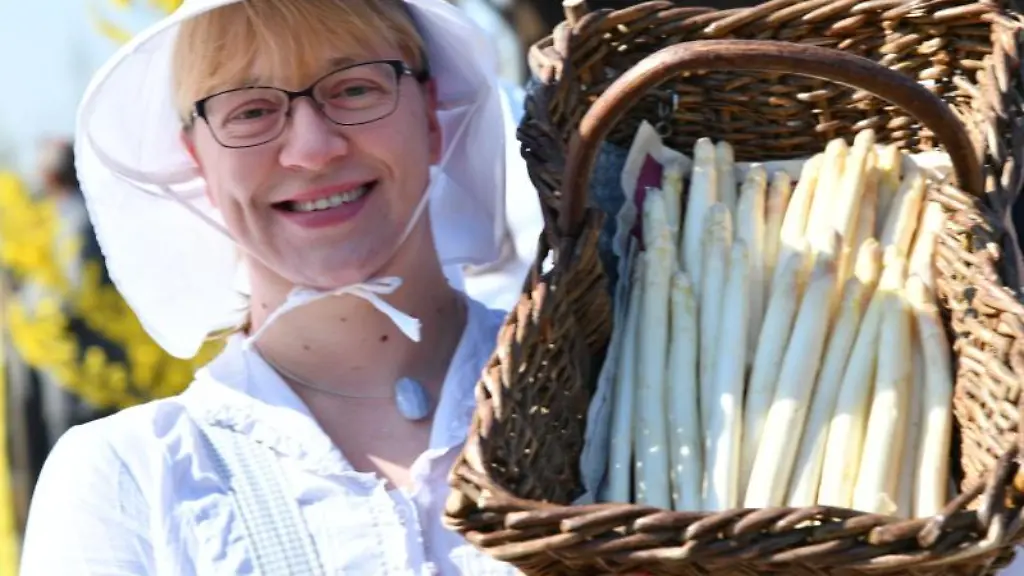 Eine-der-Beelitzer-Spargelfrauen-praesentiert-bei-der-Eroeffnung-der-Erntesaison-frisch-gestochenen-Spargel