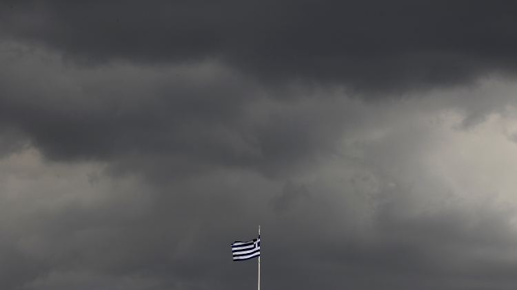 Dunkle Wolken am Himmel über Athen.
