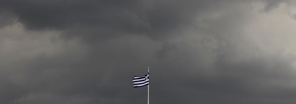 Dunkle Wolken am Himmel über Athen.