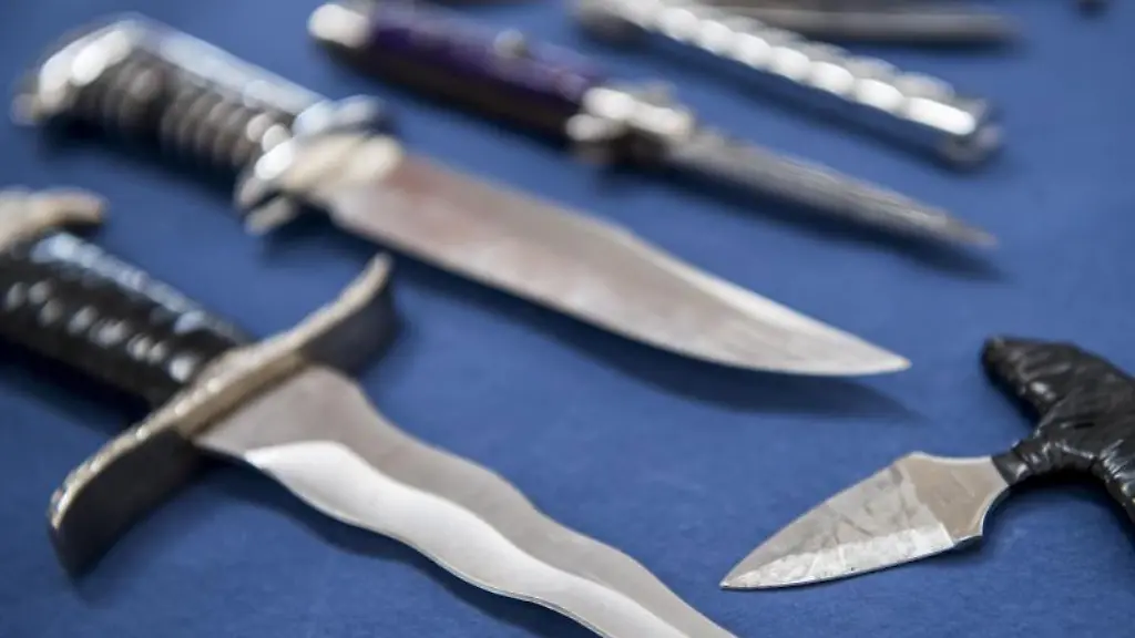 Messer-mit-einer-Klingenlaenge-ueber-sechs-Zentimeter-und-Faustmesser-liegen-bei-einem-Pressetermin-auf-einem-Tisch