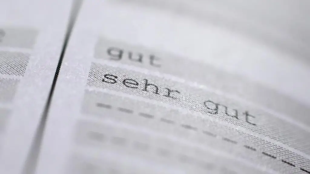 In-einem-Zeugnis-der-Allgemeinen-Hochschulreife-Abiturzeugnis-sind-einzelne-Faecher-bewertet
