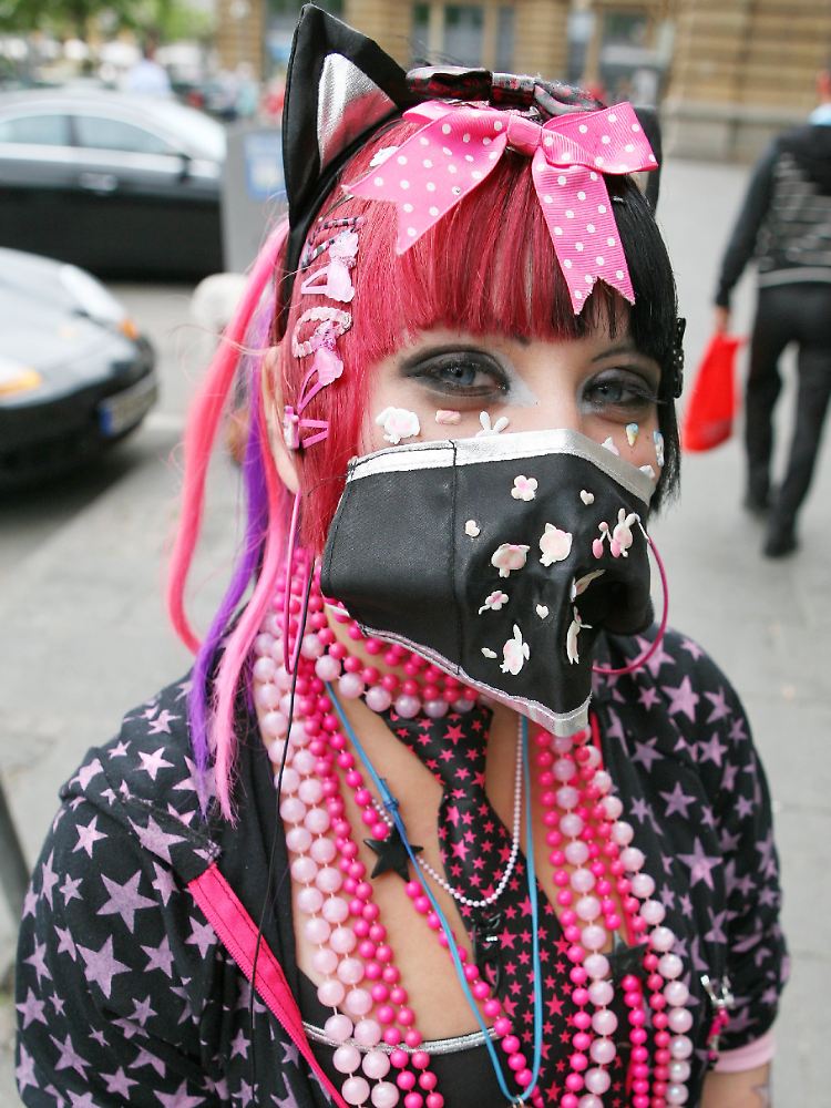 Ein "Visual Kei"-Teenie im knalligen Trend-Look.