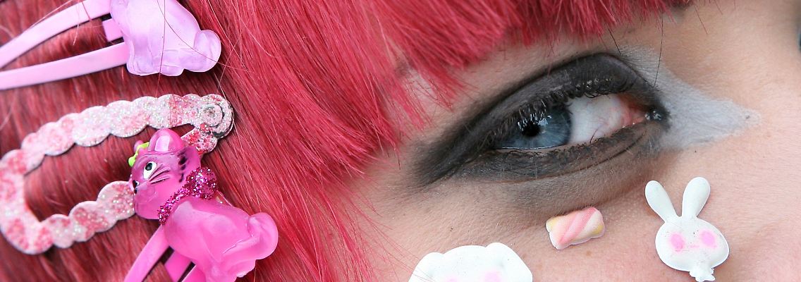 Die schrillen Farben erinnern an die Figuren aus den Manga-Comics.