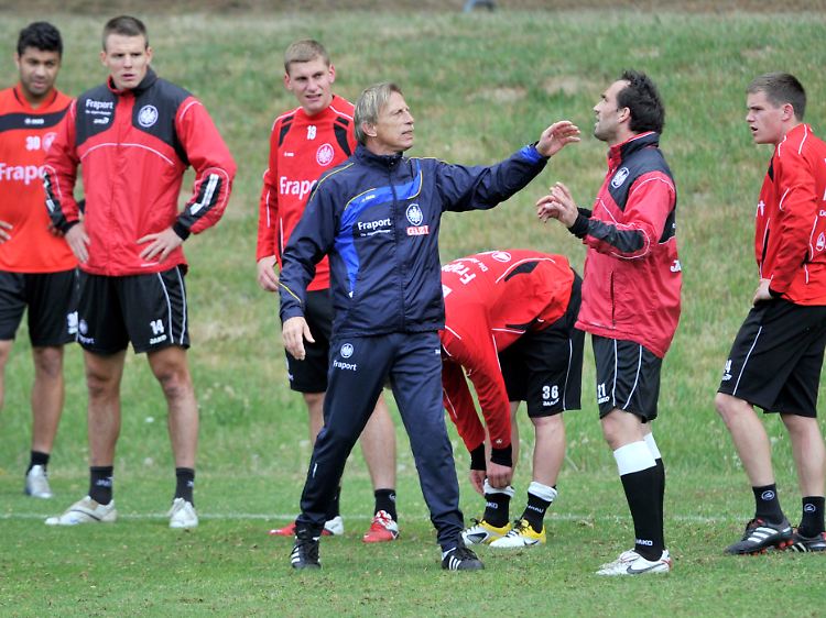 Eintracht Frankfurts Trainer Christoph Daum muss mit seinem Team unbedingt punkten.