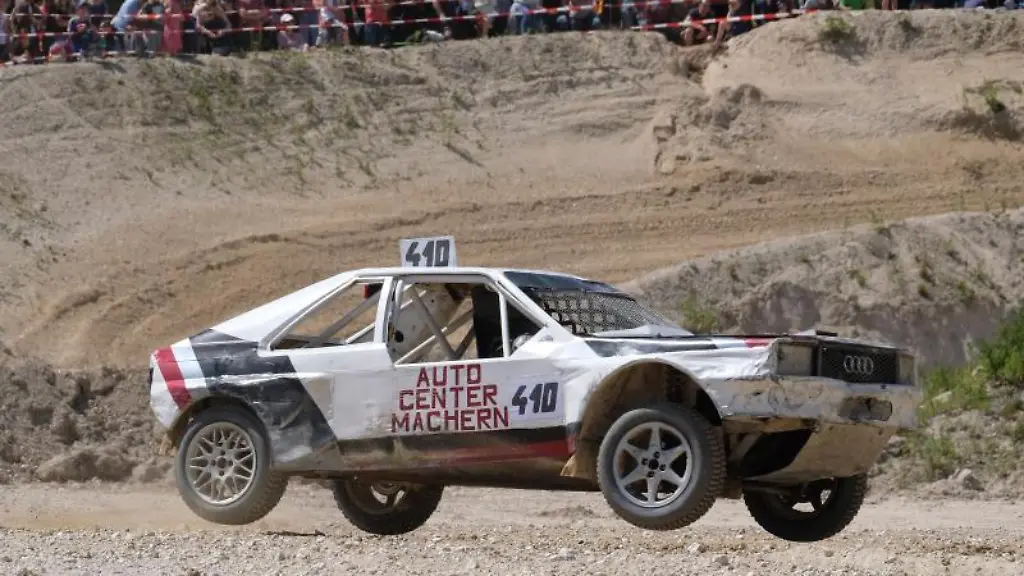 Ein-Teilnehmer-eines-Stockcar-Rennens-faehrt-in-der-Kiesgrube-Gablenz-bei-Crimmitschau