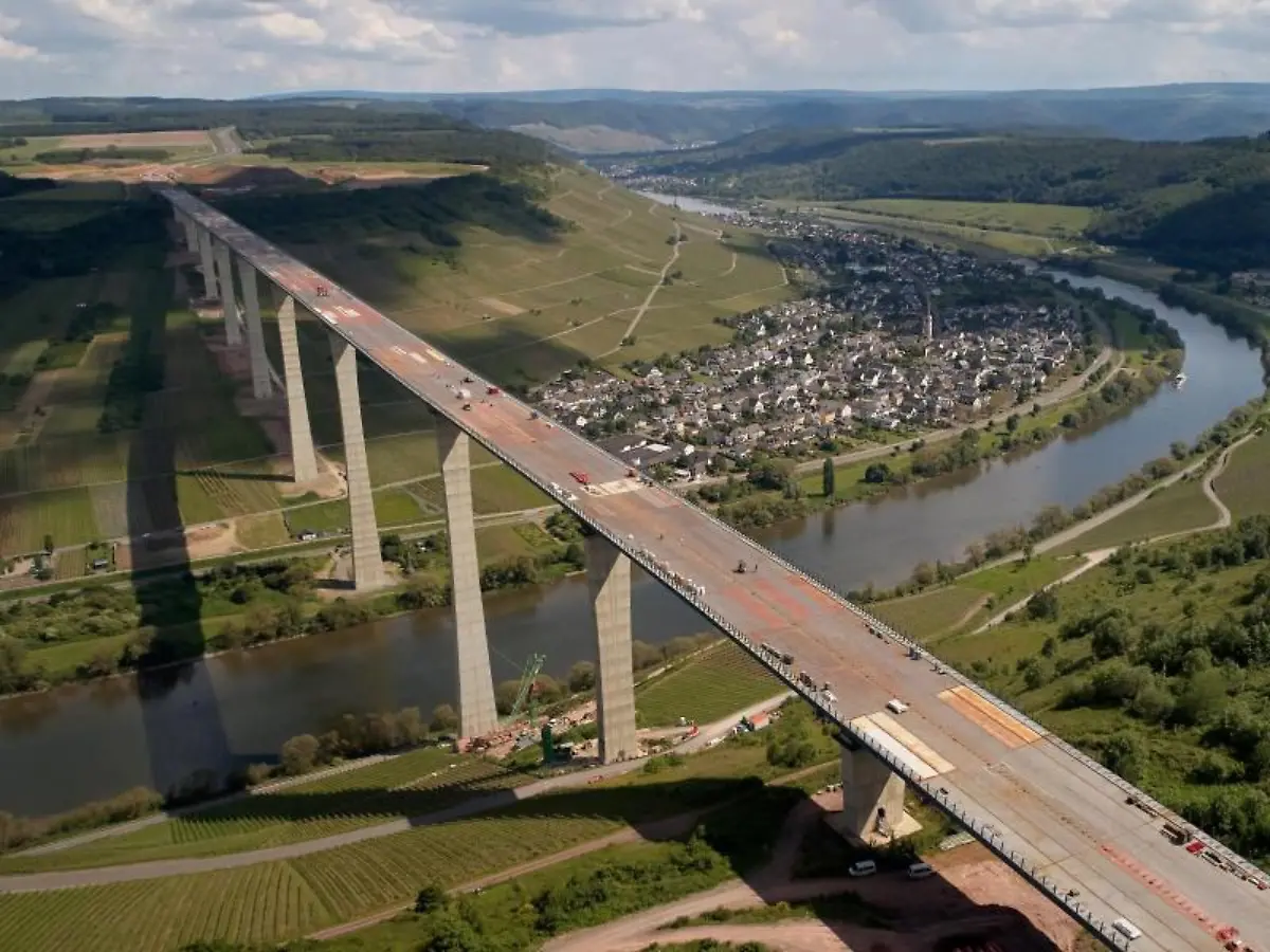Die-Baustelle-der-Hochmoselbruecke-Luftaufnahme-mit-einer-Drohne