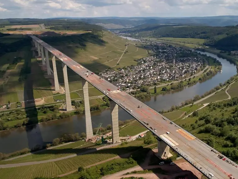 Die-Baustelle-der-Hochmoselbruecke-Luftaufnahme-mit-einer-Drohne