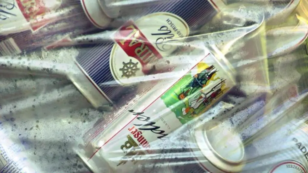 Getraenkedosen-verpackt-in-einem-Plastiksack