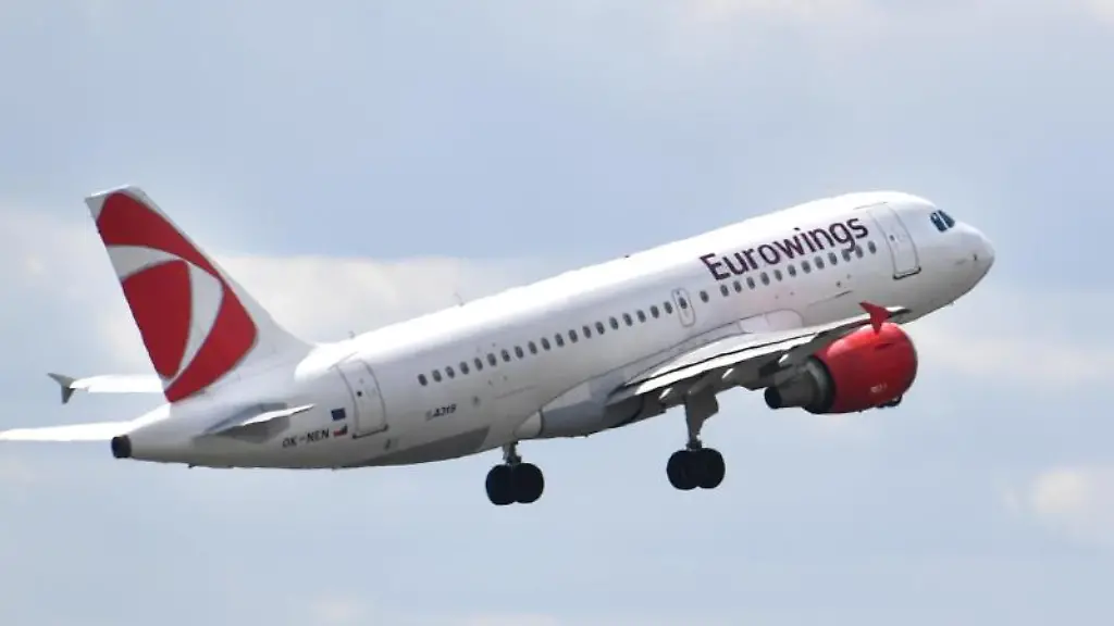 Ein-Flugzeug-der-Airline-Eurowings-startet-vom-Flughafen-Tegel