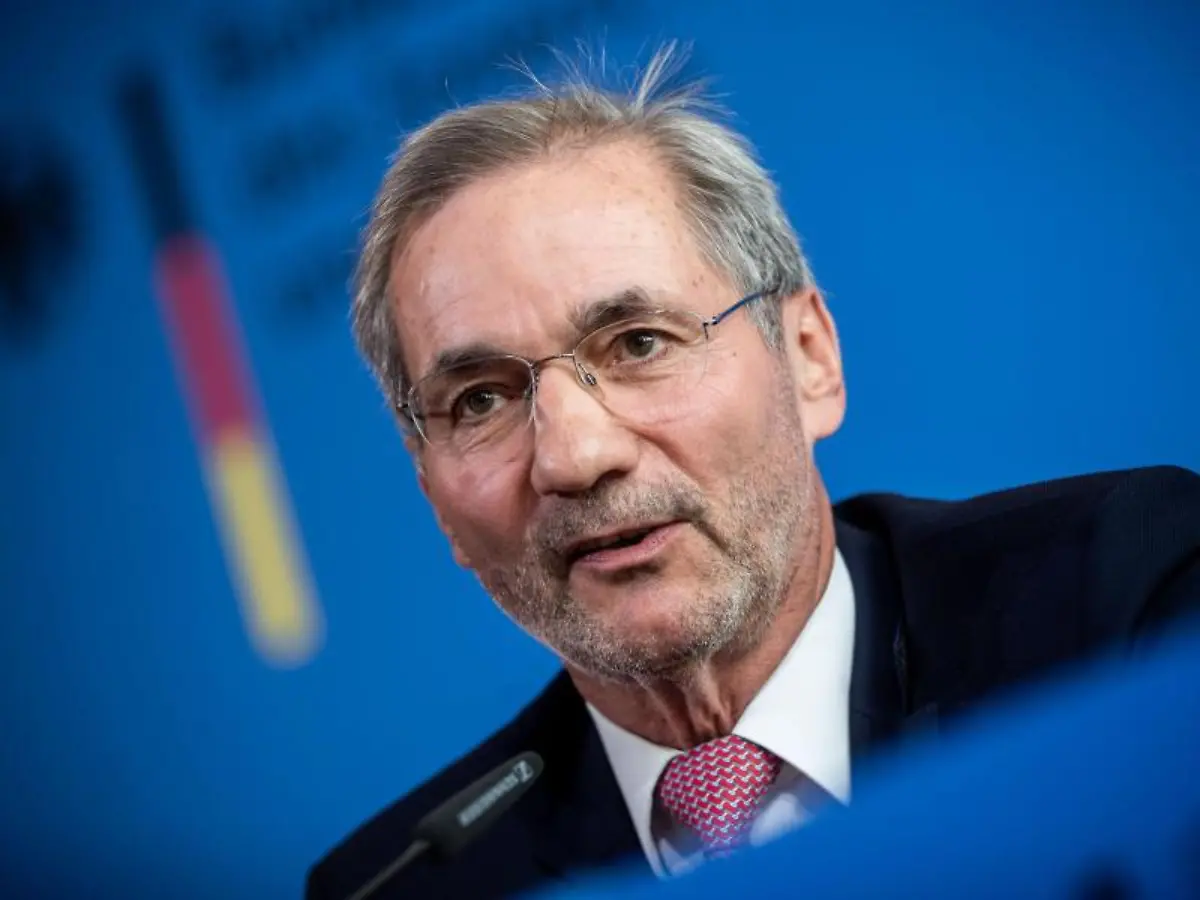 Matthias-Platzeck-SPD-spricht-bei-einer-Pressekonferenz