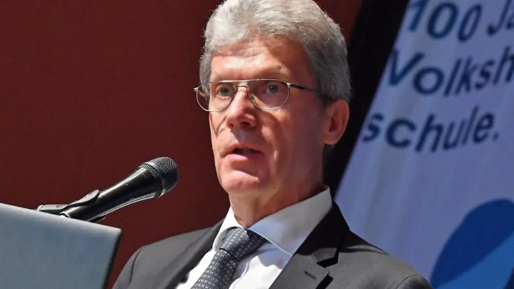 Helmut-Holter-Die-Linke-Bildungsminister-von-Thueringen-spricht