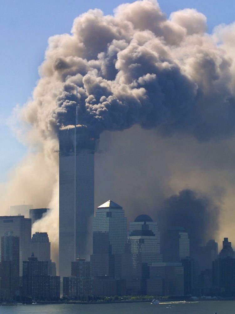 Der Blick über den Hudson River zeigt den zweiten Zwillingsturm des World Trade Centers kurz vor seinem Einsturz (Archivfoto vom 11. September 2001)