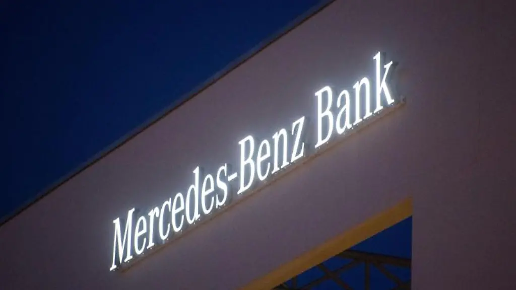 Das-Logo-der-Mercedes-Benz-Bank-am-Hauptsitz-in-Stuttgart