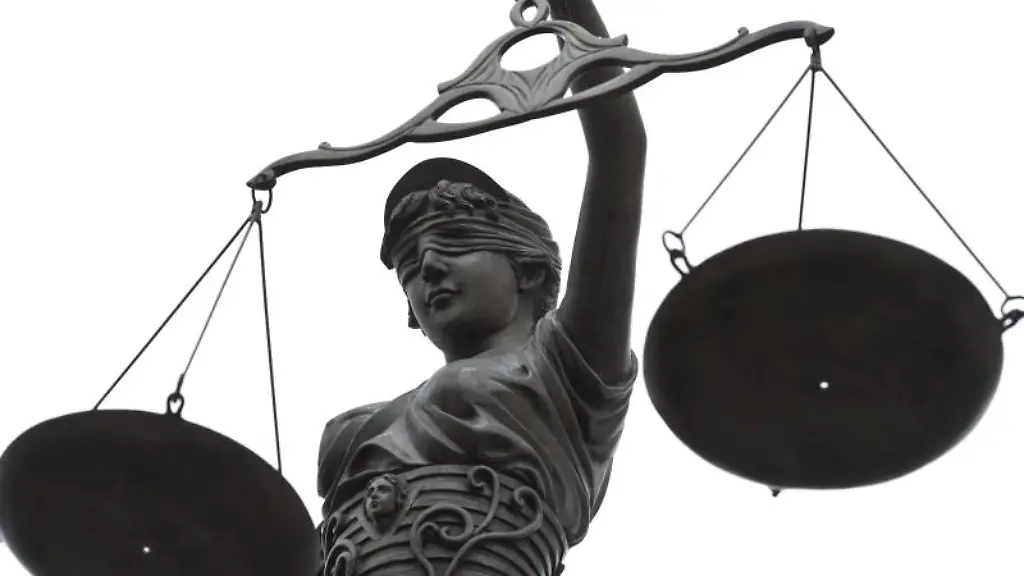 Eine-Statue-der-Justitia-mit-einer-Waage-in-ihrer-Hand-Foto-D-W