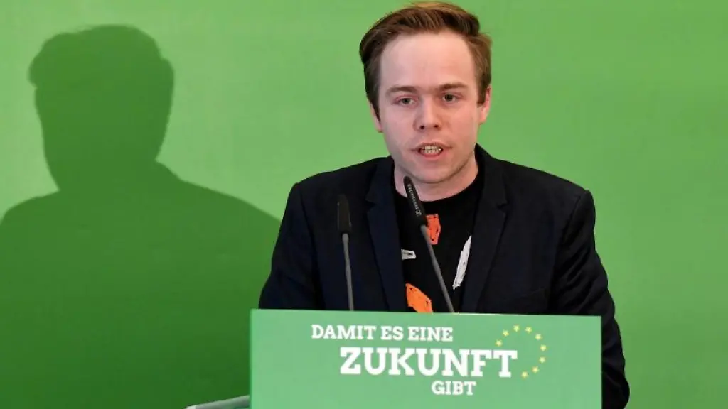 Rasmus-Andresen-Spitzenkandidat-der-schleswig-holsteinische-Buendnis90-Die-Gruenen-spricht-auf-dem-Landesparteitag