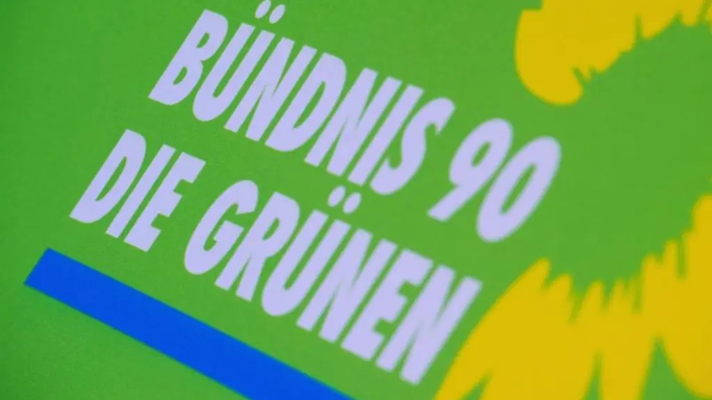 Das-Logo-von-Buendnis-90-Die-Gruenen-steht-auf-einem-Aufsteller-der-Partei