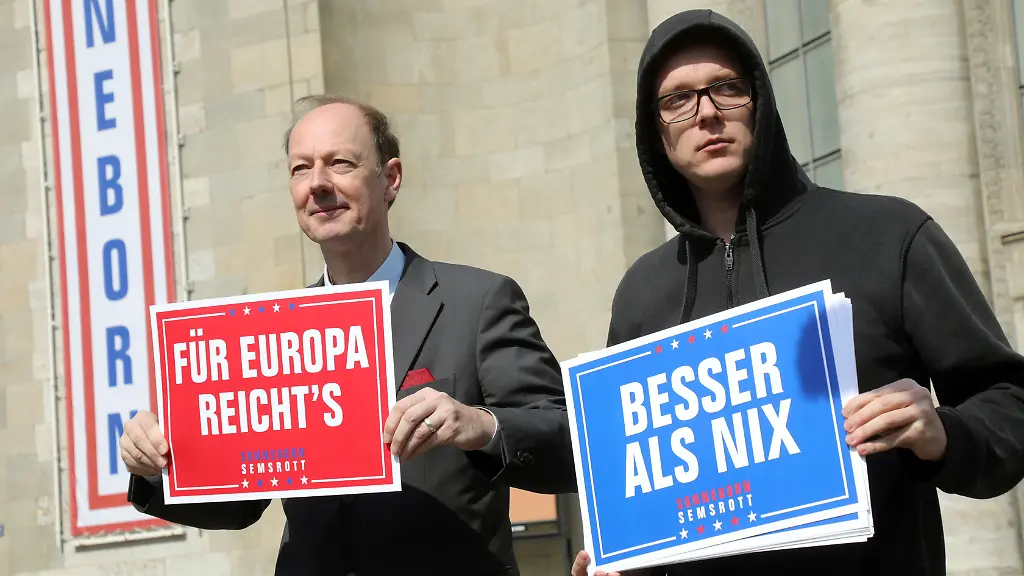 Sonneborn-und-Semsrott-beide-sitzen-im-Europaparlament-bei-einem-frueheren-Termin