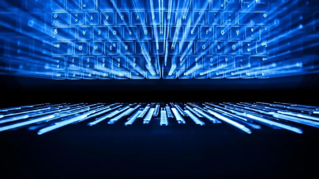 Die-beleuchtete-Tastatur-eines-Laptops-spiegelt-sich-im-Bildschirm-Aufnahme-mit-Zoomeffekt