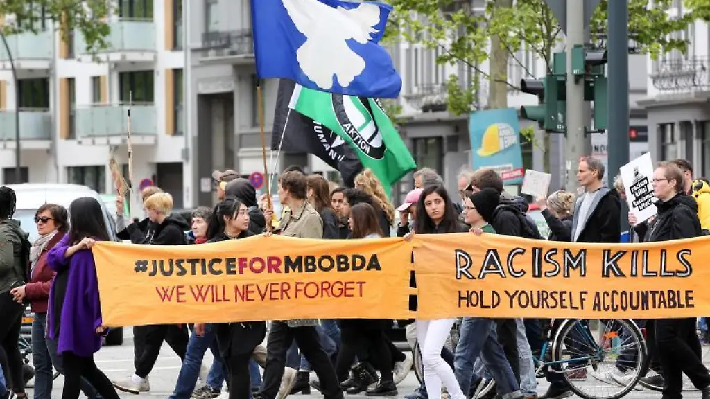 Teilnehmer-einer-Demonstration-zum-Tod-eines-Psychiatrie-Patienten-im-Universitaetskrankenhauses-Hamburg-Eppendorf