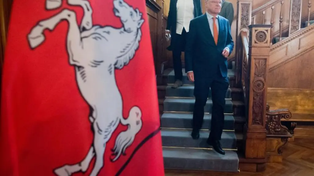 Der-niedersaechsische-Ministerpraesident-Stephan-Weil-SPD-kommt-zu-einer-Pressekonferenz