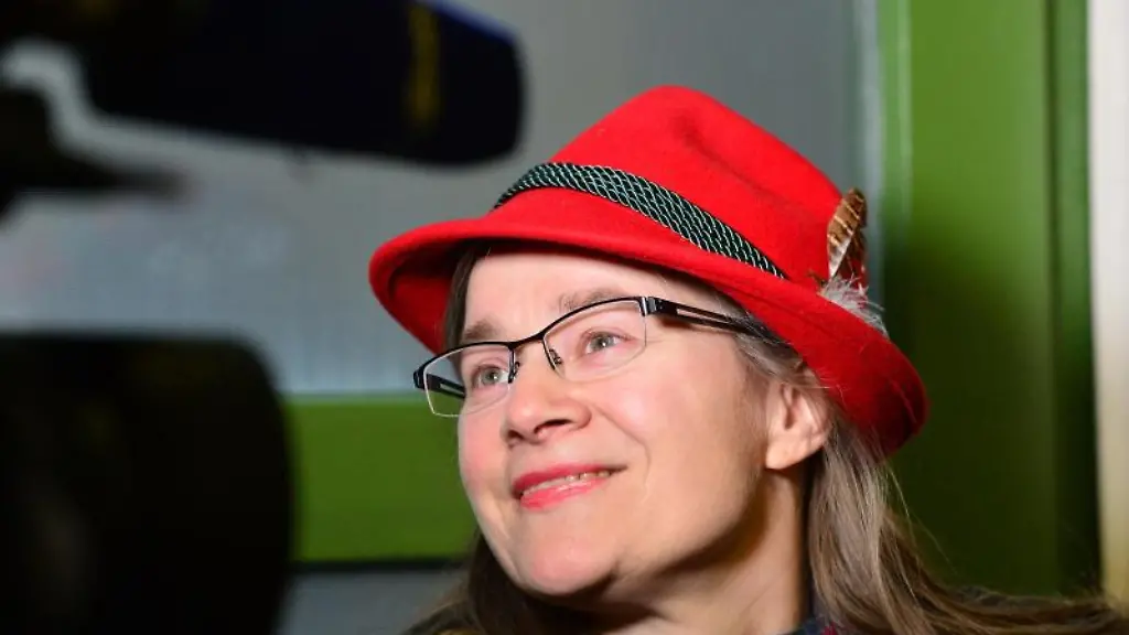 Netzaktivistin-Anke-Domscheit-Berg-wartet-im-Amtsgericht-Berlin-Tiergarten-auf-den-Prozessbeginn