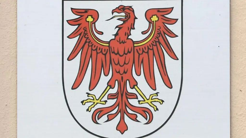 Der-brandenburgische-Adler-auf-einem-Schild-am-Gebaeude-der-Generalstaatsanwaltschaft