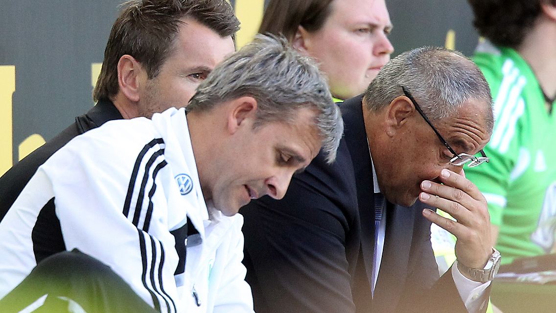 Ach du meine Güte: Felix Magath und Pierre Littbarski auf der Wolfsburger Bank.