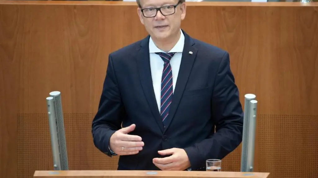 Andre-Kuper-CDU-Landtagspraesident-spricht-im-Landtag-zum-70-Jahrestag-des-Grundgesetzes