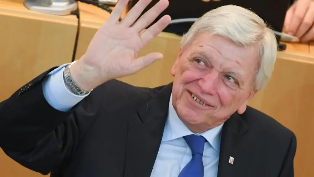 Volker-Bouffier-CDU-Ministerpraesident-des-Landes-Hessen-winkt-waehrend-der-Plenarsitzung-des-Hessischen-Landtags
