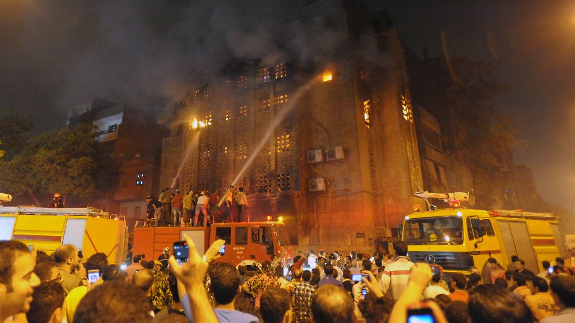 Die Feuerwehr löscht den Brand in einer koptischen Kirche.
