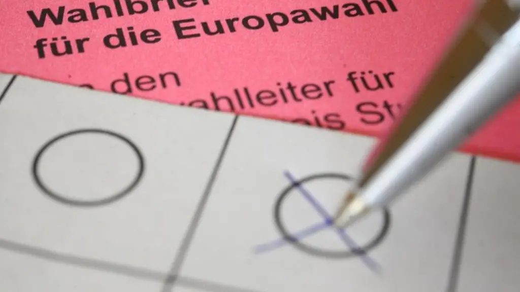 Eine-Frau-kreuzt-einen-Wahlzettel-fuer-die-Briefwahl-zum-europaeischen-Parlament-an