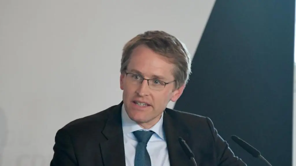 Daniel-Guenther-CDU-Ministerpraesident-von-Schleswig-Holstein-spricht-beim-Wahlkampfendspurt-der-Partei-zur-EU-Wahl