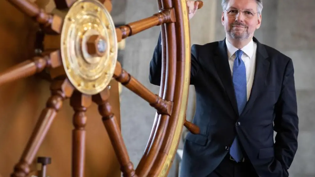 Hans-Joerg-Czech-steht-neben-einem-Steuerrad