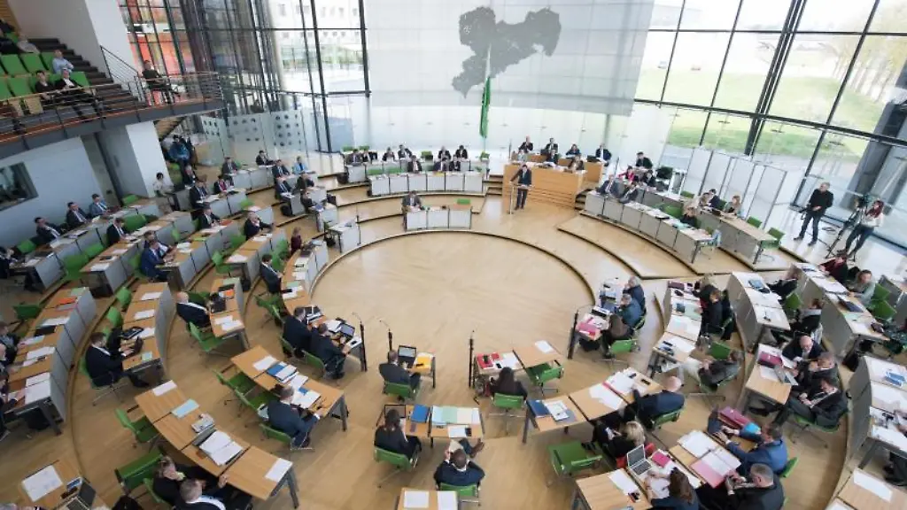 Die-Abgeordneten-sitzen-im-Saechsischen-Landtag-auf-ihren-Plaetzen