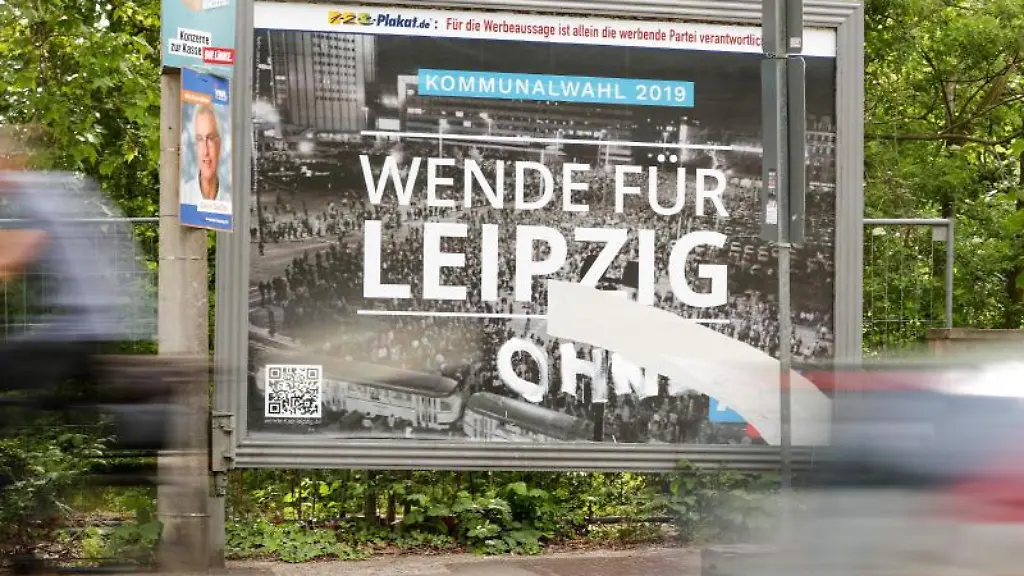 Passanten-fahren-an-einem-Wahlplakat-der-AfD-mit-einem-Foto-aus-der-Wendezeit-1989-vorbei