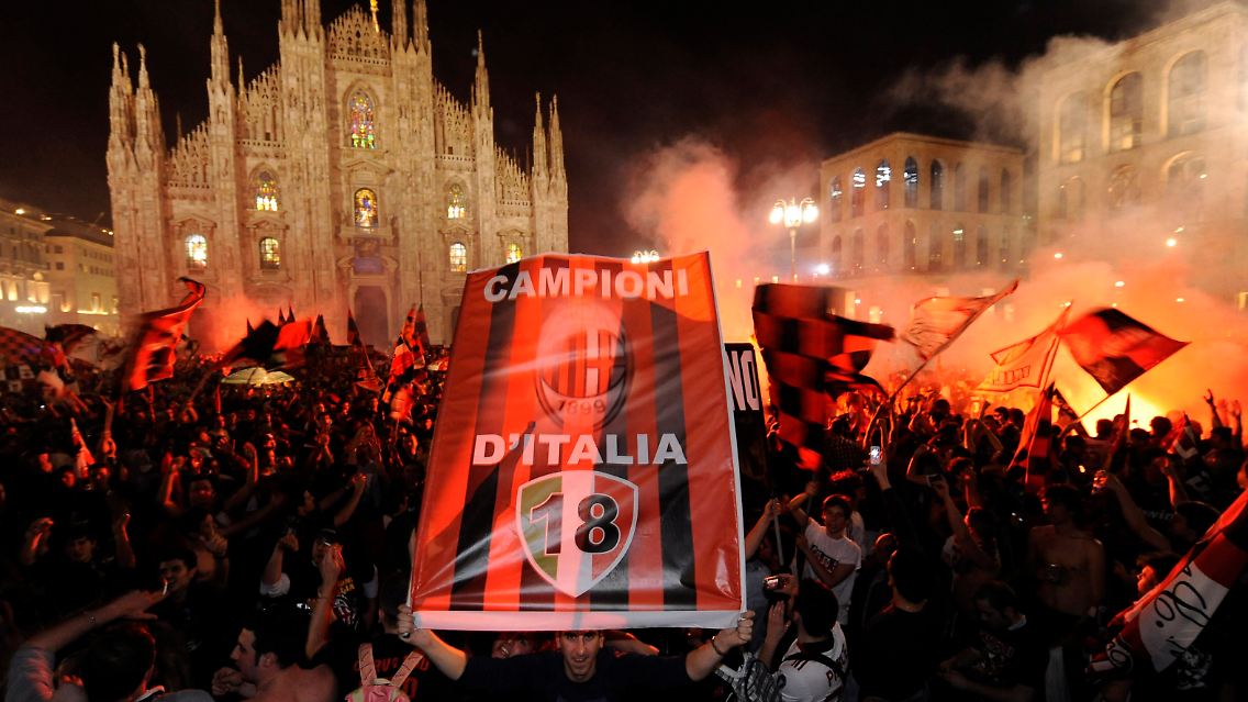 Party in der Stadt: Die Fans des AC Mailand feiern.