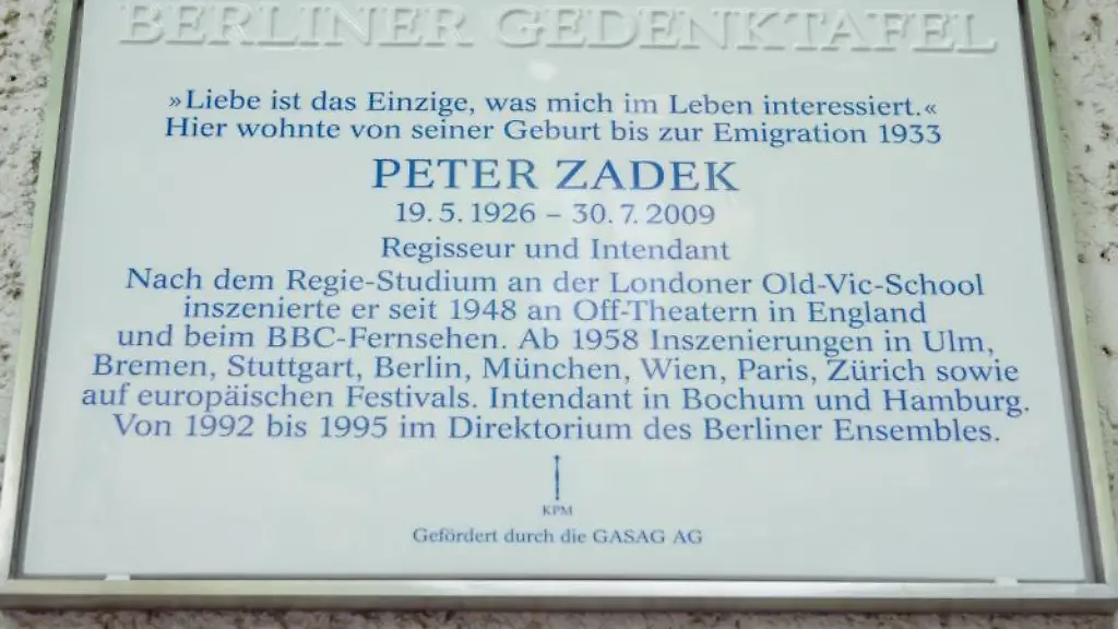 Eine-Gedenktafel-ist-waehrend-einer-Festveranstaltung-zu-sehen