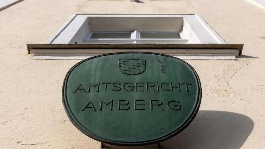 Ein-Schild-mit-der-Aufschrift-Amtsgericht-Amberg-ist-am-Justizgebaeude-angebracht