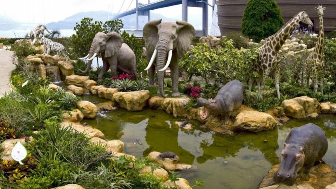 Elefanten und Giraffen in Hongkong: Die Tierskulpturen gehören zu einem neuen Themenpark rund um die Arche Noah.