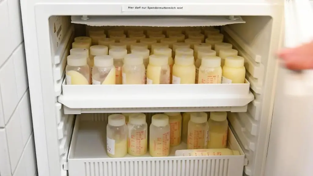 In-einem-Kuehlschrank-in-einem-Kinderkrankenhaus-stehen-Flaeschchen-mit-Muttermilch