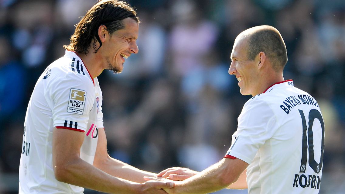 Reich mir Deine Hände: Daniel Van Buyten und Arjen Robben.